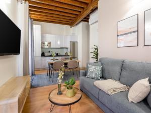 limehome Granada Calle Mirasol في غرناطة: غرفة معيشة مع أريكة وطاولة