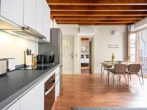 limehome Granada Calle Mirasol的厨房或小厨房