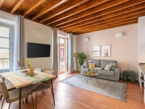 limehome Granada Calle Mirasol的电视和/或娱乐中心