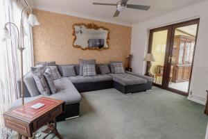 uma sala de estar com um sofá e um espelho em Palm Bay's Luxury Bungalow - Self Check In & Parking em Margate