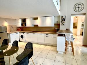Kuchyňa alebo kuchynka v ubytovaní LOFT SAINT JEAN