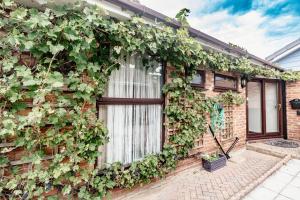 Gallery image of Palm Bay's Luxury Bungalow - Self Check In & Parking in Margate