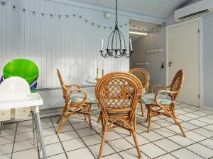 ein Esszimmer mit einem Tisch und Stühlen in der Unterkunft 8 person holiday home in rsted in Kare