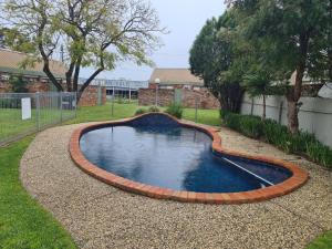 - une petite piscine d'eau dans une cour dans l'établissement Belvoir Village Motel & Apartments Wodonga, à Wodonga