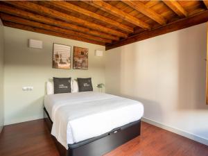 limehome Granada Calle Mirasol客房内的一张或多张床位