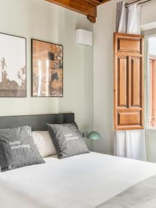 limehome Granada Calle Mirasol客房内的一张或多张床位
