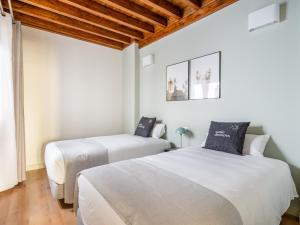 limehome Granada Calle Mirasol客房内的一张或多张床位