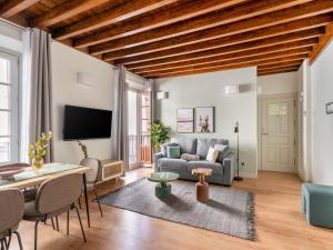 格拉纳达limehome Granada Calle Mirasol的带沙发和桌子的客厅