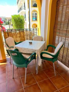 una mesa y sillas sentadas en un balcón en Ground Floor Apartment - Opposite pool C, en Playas de Orihuela