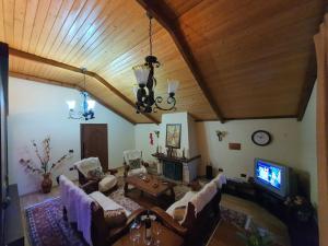 - un salon avec un canapé et une télévision dans l'établissement Eni's Villa, à Lezhë