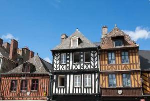 um edifício antigo numa cidade com um céu azul em Studio tout équipé centre ville Dol de Bretagne em Dol-de-Bretagne