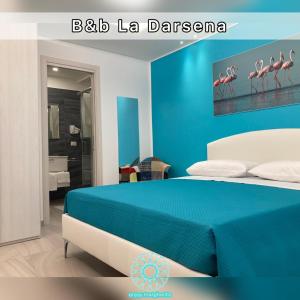 LA DARSENA rooms في مارغريتا دي سافويا: غرفة نوم زرقاء مع سرير مع فلامنغو على الحائط