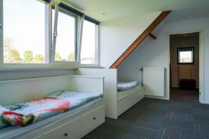 a room with a bed and two windows at Prachtig royaal gastenverblijf in Schijndel