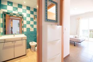 Kúpeľňa v ubytovaní Global Properties, Apartamento con gran terraza y piscina