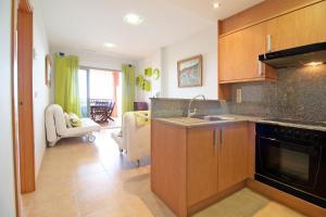 Kuchyňa alebo kuchynka v ubytovaní Global Properties, Apartamento con gran terraza y piscina