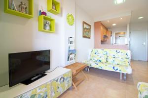 Televízia a/alebo spoločenská miestnosť v ubytovaní Global Properties, Apartamento con gran terraza y piscina