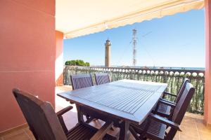 A balcony or terrace at Global Properties, Apartamento con gran terraza y piscina