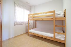 A bed or beds in a room at Global Properties, Apartamento con gran terraza y piscina Még 27 kép