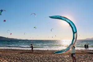 a group of people on the beach flying kites at Double Studios Indépendant, Hyper Centre, WIFI in Hyères