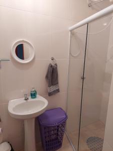 y baño con lavabo y ducha acristalada. en Apartamento 1 - Palmares - Paty do Alferes, en Paty do Alferes