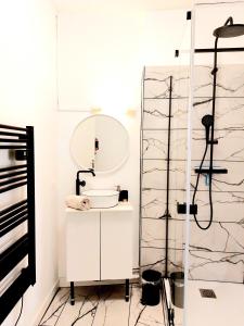 Koupelna v ubytování Chaleureux Studio dans le centre historique WIFI