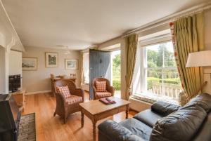 ein Wohnzimmer mit einem Sofa und einem Tisch in der Unterkunft Belle Isle Castle and Cottages in Enniskillen