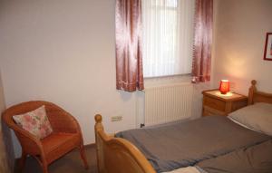 - une chambre avec un lit, une chaise et une fenêtre dans l'établissement Ferienwohnung Boje 6 Schillig, à Schillig
