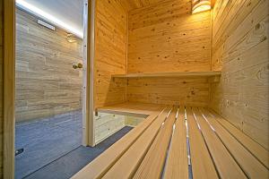 PlaškiにあるVilla Nesa - beautiful guest house at continental Croatia with Outdoor swimming pool, Sauna and 3 Bedroomsの木製サウナ(木製ベンチ付)