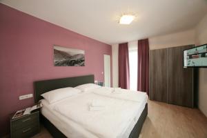 Łóżko lub łóżka w pokoju w obiekcie Lake and Cityhotel Edelweiss - self Check in