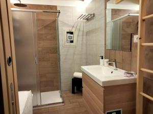 een badkamer met een wastafel en een douche bij IlGirasoleApartment in Napels +19 foto's