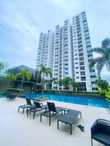 a large apartment building with chairs and a pool at 新加坡工業區vsip旁邊方便的寧靜大樓 in Thuan An