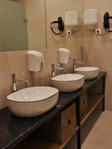 twee wastafels op een aanrecht in een badkamer bij PATE'O Hostel & Suites in Ovar