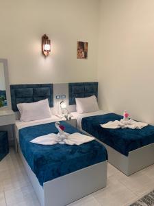 Postel nebo postele na pokoji v ubytování Crown Hotel