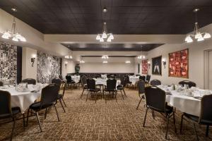 una sala de banquetes con mesas y sillas en una habitación en Super 8 by Wyndham Sarnia ON, en Sarnia