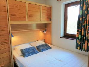 Un pat sau paturi într-o cameră la Appartement Morillon 1100, 2 pièces, 6 personnes - FR-1-412-25