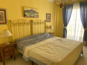 Ένα ή περισσότερα κρεβάτια σε δωμάτιο στο Torrox Costa beachfront apartment