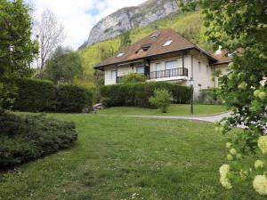 アヌシーにあるAppartement Annecy, 3 pièces, 6 personnes - FR-1-432-4の山前の芝生の庭のある家