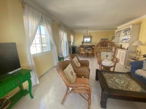 Μια τηλεόραση ή/και κέντρο ψυχαγωγίας στο Torrox Costa beachfront apartment