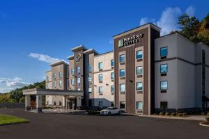 um hotel com um carro estacionado em frente em MainStay Suites Winfield-Teays Valley em Hurricane