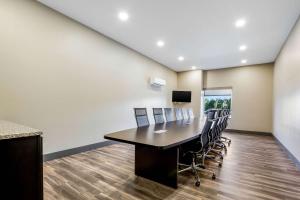 uma sala de conferências com mesa e cadeiras em MainStay Suites Winfield-Teays Valley em Hurricane