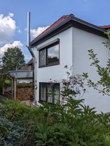 a white house with a garden in front of it at Ferienwohnung am Hardtwald in Heidenheim an der Brenz