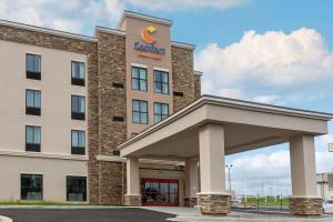 a hotel with a sign on the front of it at Comfort Suites in Paducah