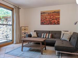 a living room with a couch and a table at Ferienwohnung am Hardtwald in Heidenheim an der Brenz