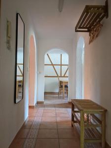 a hallway with a table and chairs in a room at Ferienwohnung am Hardtwald in Heidenheim an der Brenz