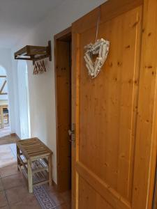 a wooden door in a room with a wooden bench at Ferienwohnung am Hardtwald in Heidenheim an der Brenz