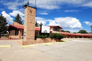 a brick tower in a parking lot in front of a building at Casa Lemus Inn in Raton