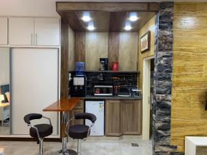 een keuken met een aanrecht en 2 barkrukken bij Tayoon Host in Jerash