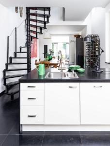 Η κουζίνα ή μικρή κουζίνα στο spacious apartment close to the University