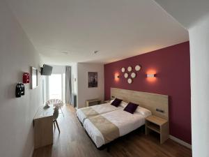 1 dormitorio con cama grande y pared roja en Alda Santa Trega, en A Guarda
