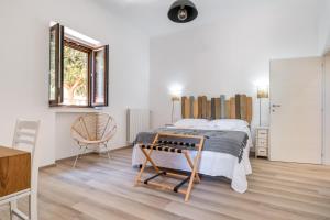 een slaapkamer met een groot bed en een stoel bij Scuole CEMM San Vito Apartment with parking in Taranto